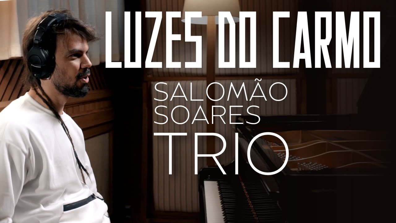 Salomão Soares ao piano, de fone, no vídeo de Luzes do Carmo