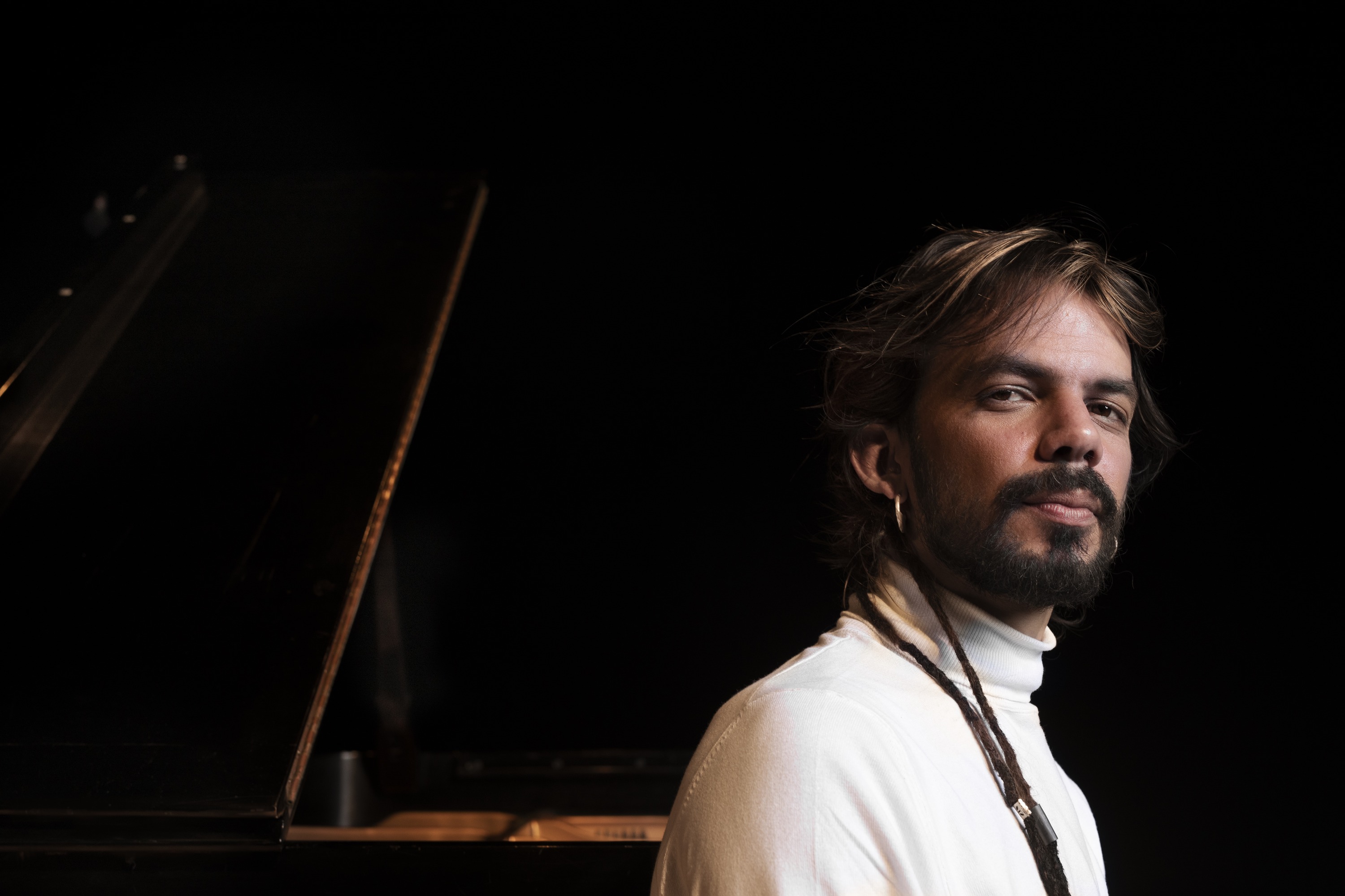 Salomão Soares ao lado do piano