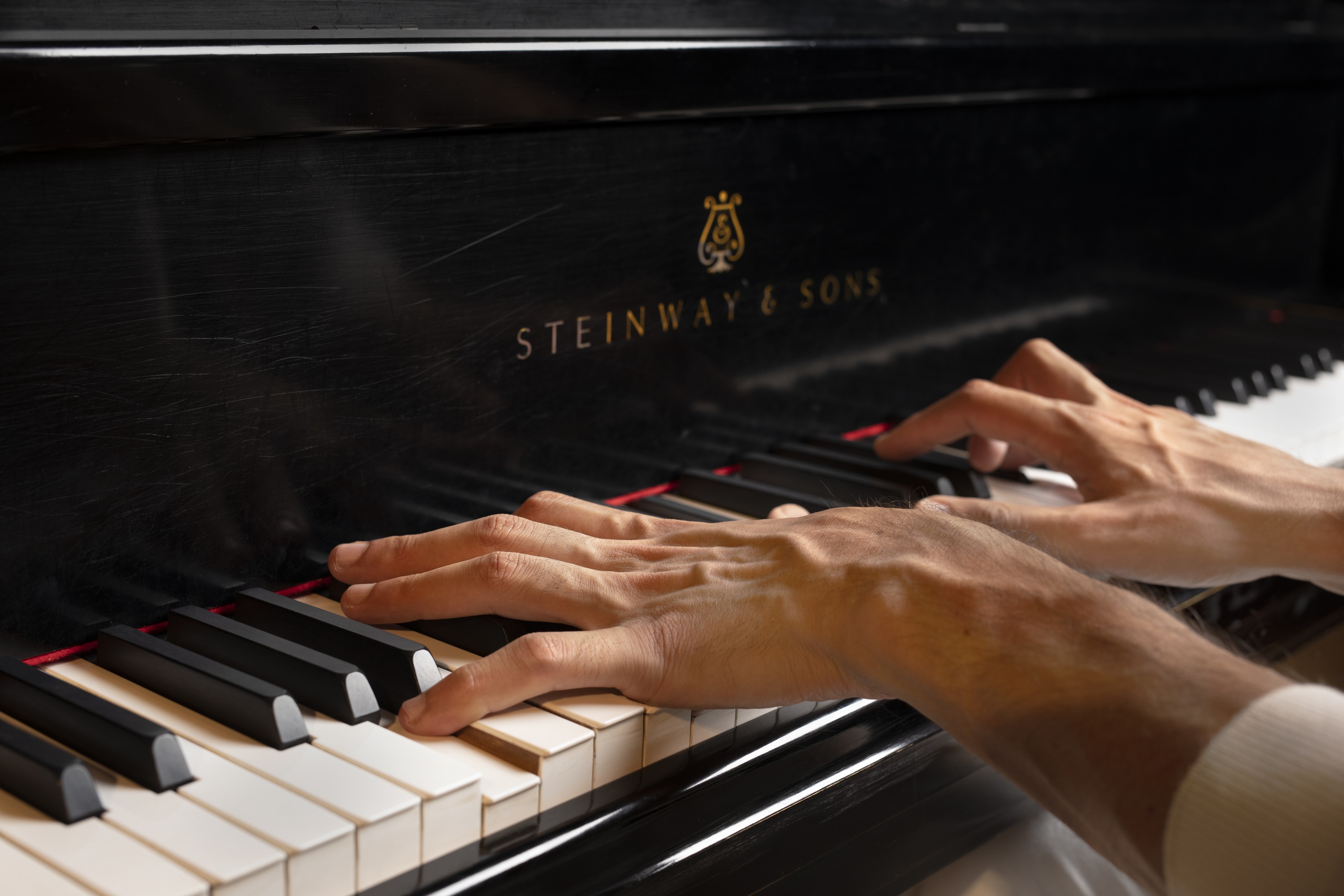 Mãos de Salomão Soares ao piano Steinway & Sons