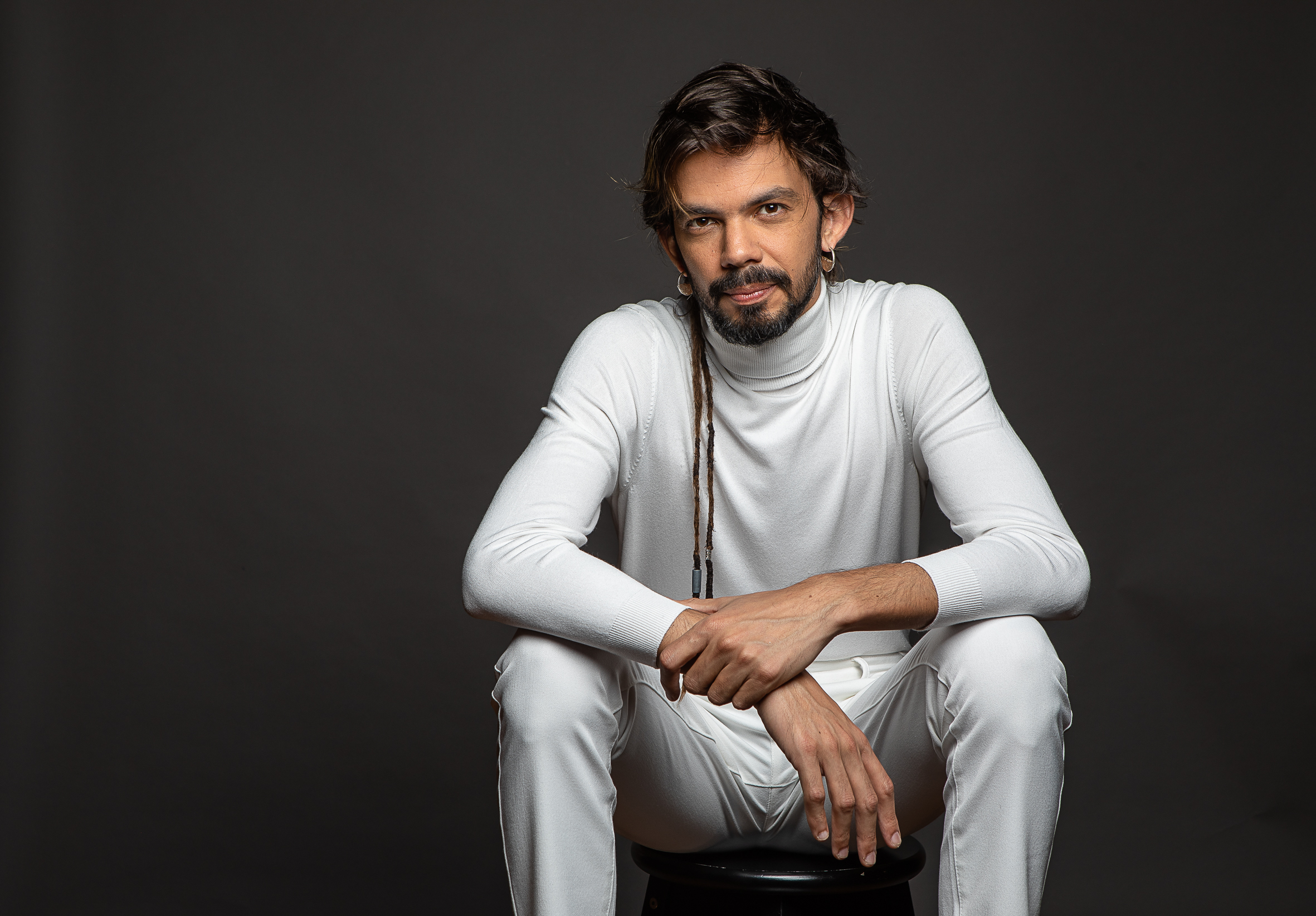 Salomão Soares, retrato de estúdio por Dani Gurgel