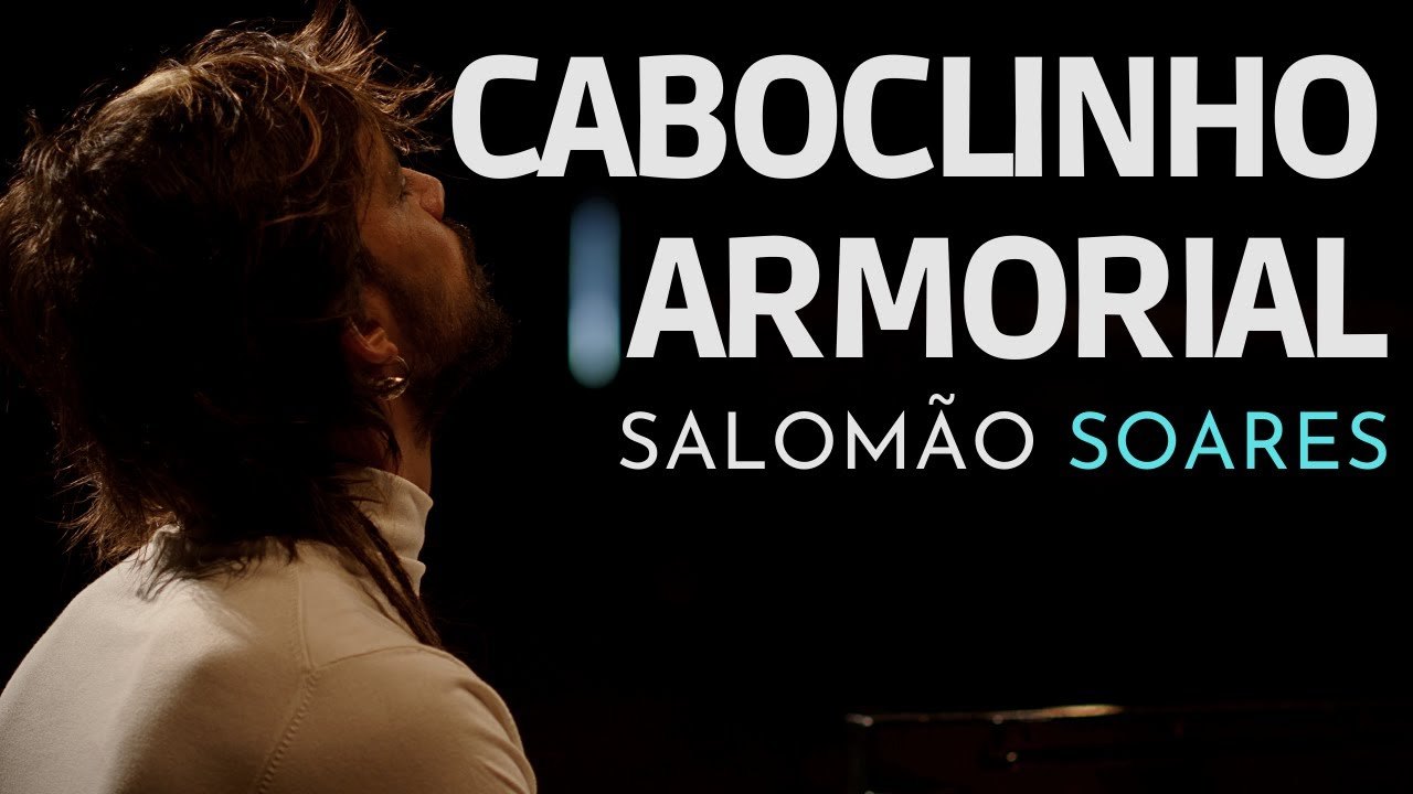 Salomão Soares sozinho ao piano, no vídeo de Caboclinho Armorial
