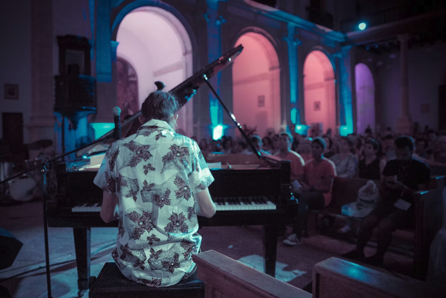 Salomão Soares at the piano at Igreja do Carmo, in Olinda, during the MIMO Festival