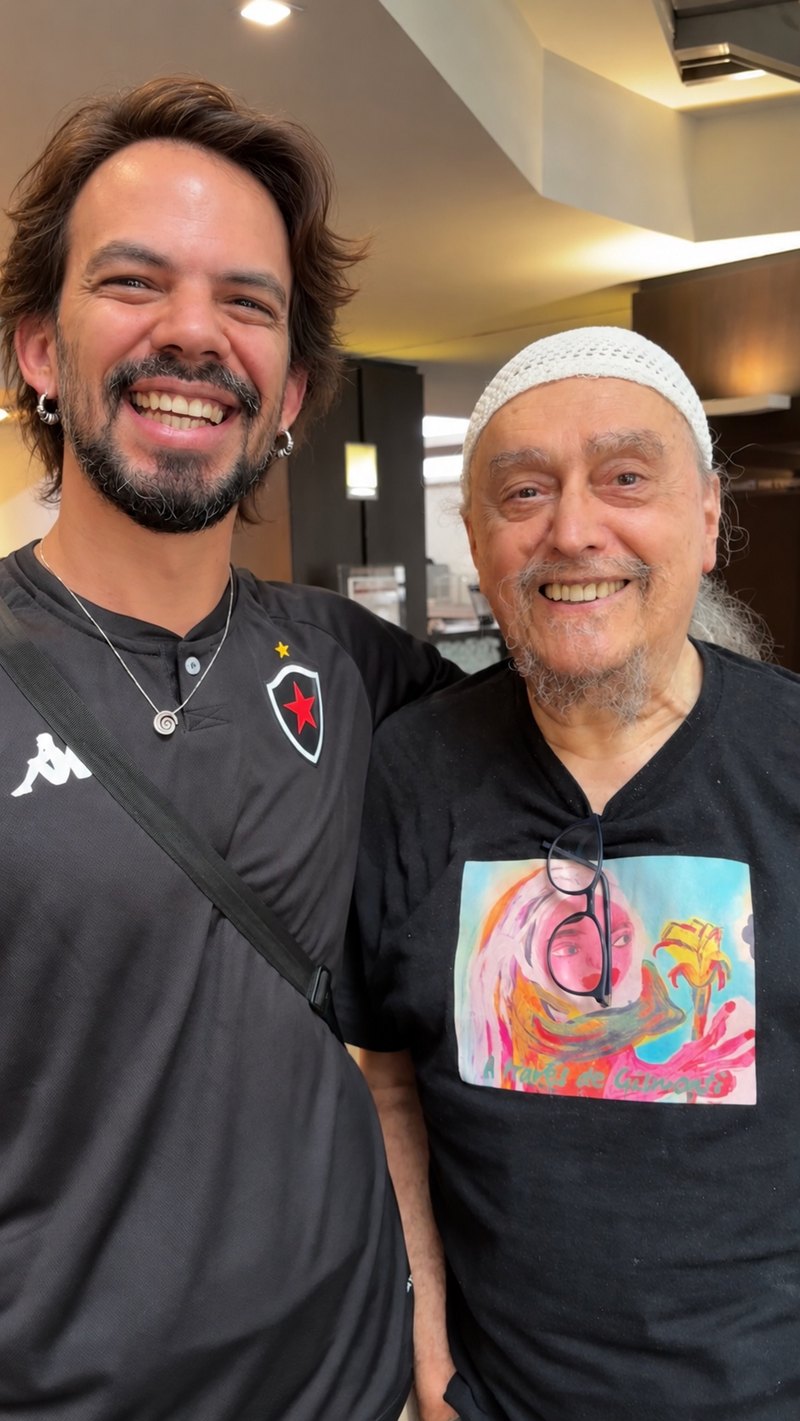 Salomão Soares e Egberto Gismonti, sorrindo, lado a lado