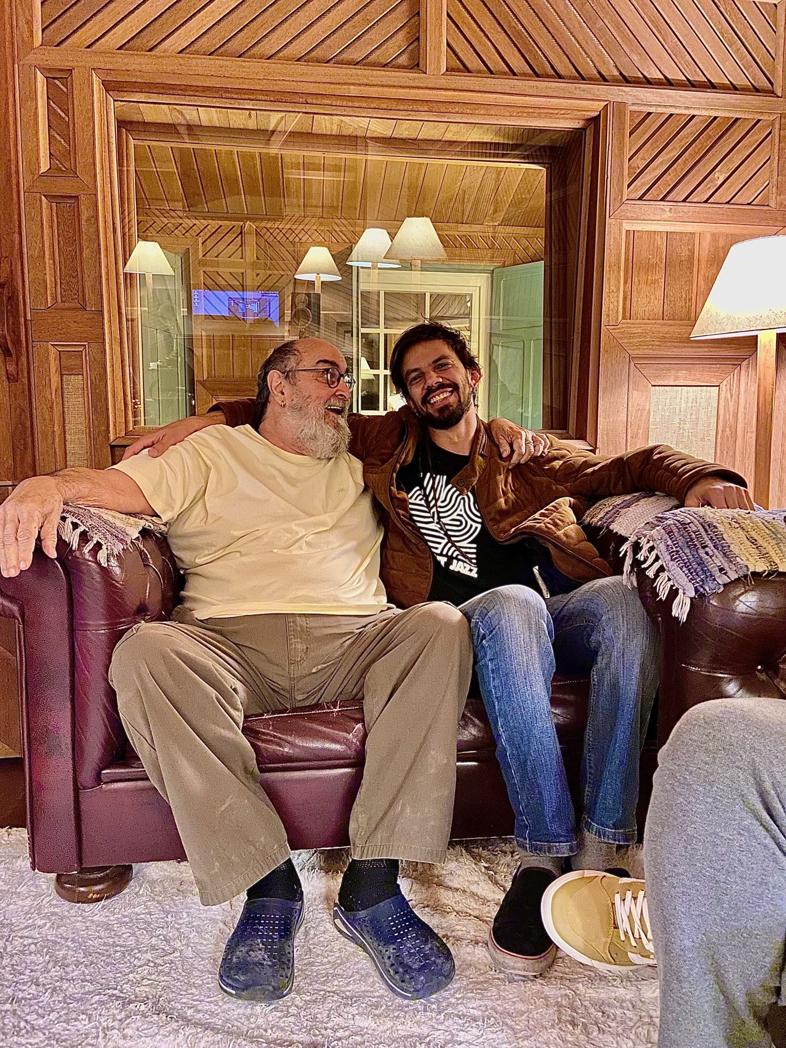 Salomão Soares and Rafael Alterio sitting on the studio couch during the recording of Espirais