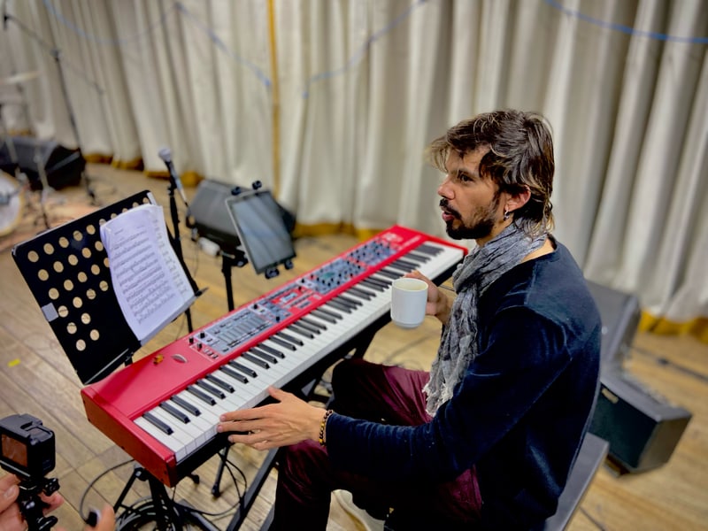 Salomão Soares at the keyboard backstage in La Paz