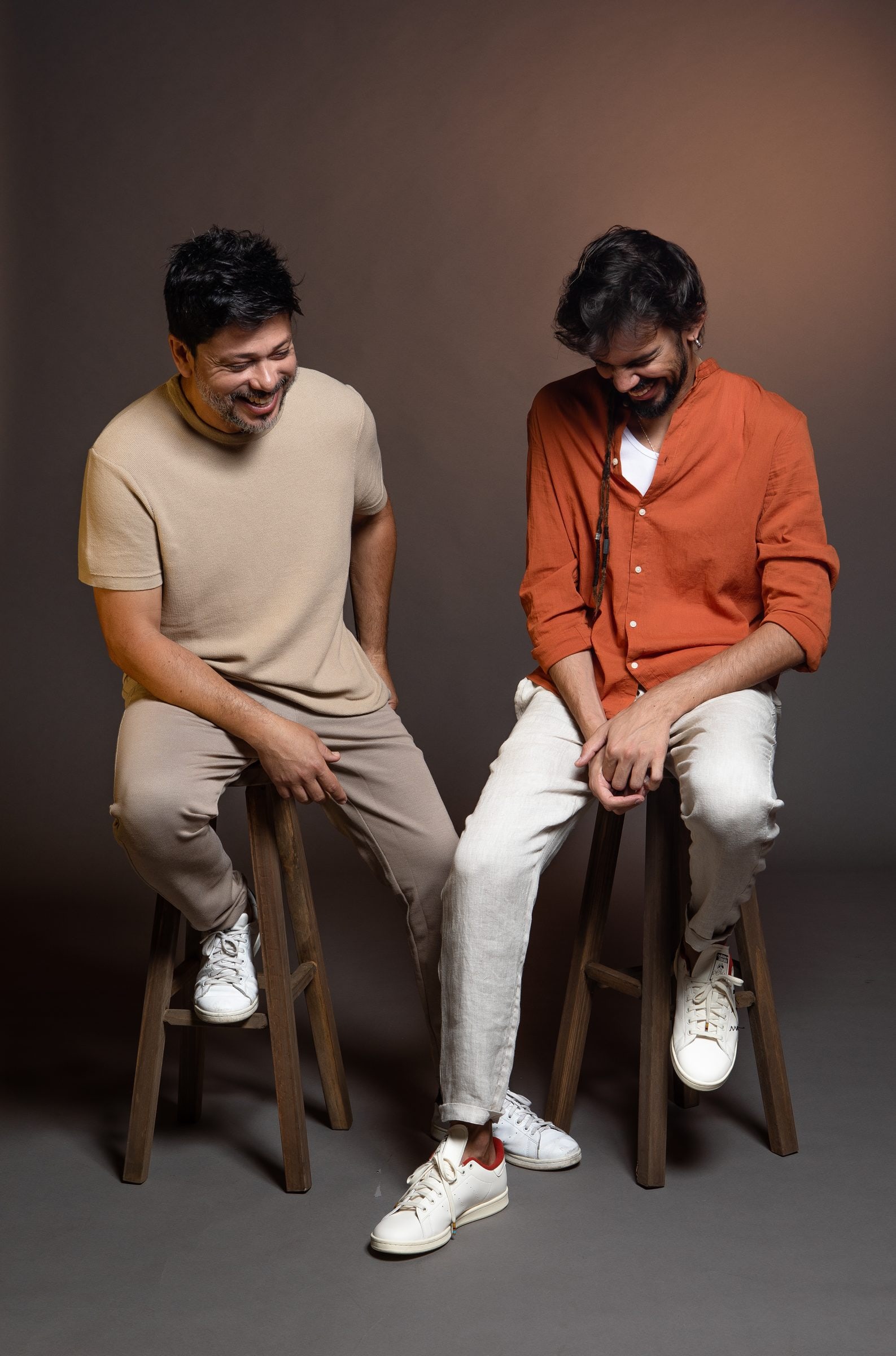 Guegué Medeiros and Salomão Soares, sitting side by side