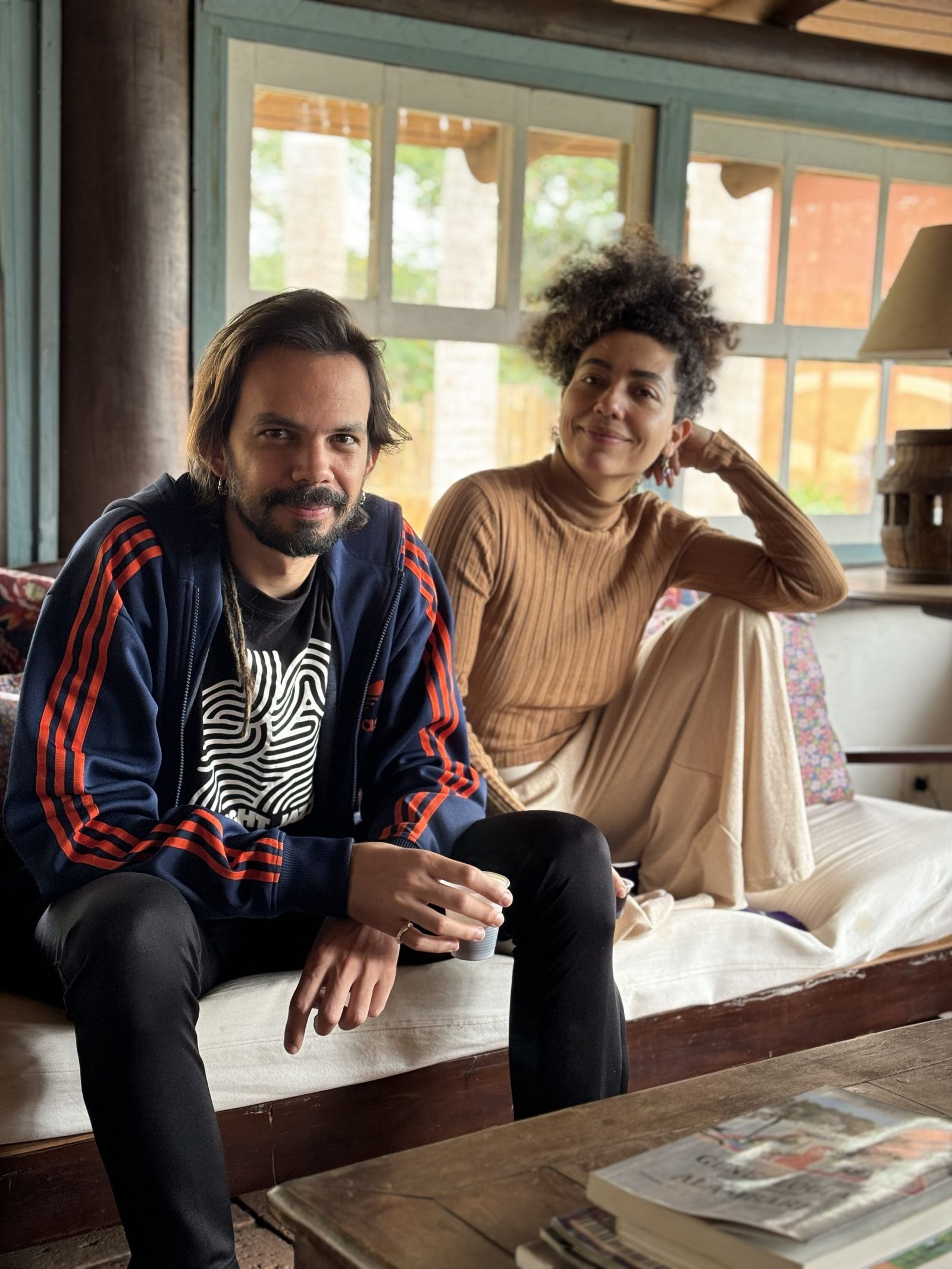 Salomão Soares and Vanessa Moreno sitting on the porch, during the recording of Yatra-Tá
