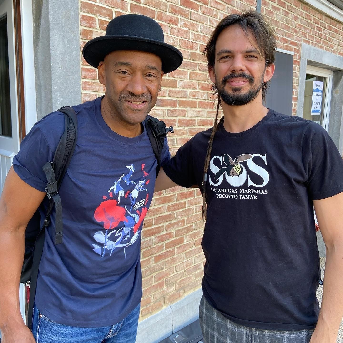 Salomão Soares com o baixista Marcus Miller, nos bastidores do Dinant Jazz Festival