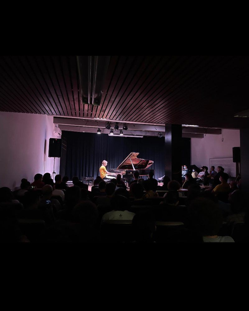 Salomão Soares ao piano diante da plateia, em masterclass na EMESP