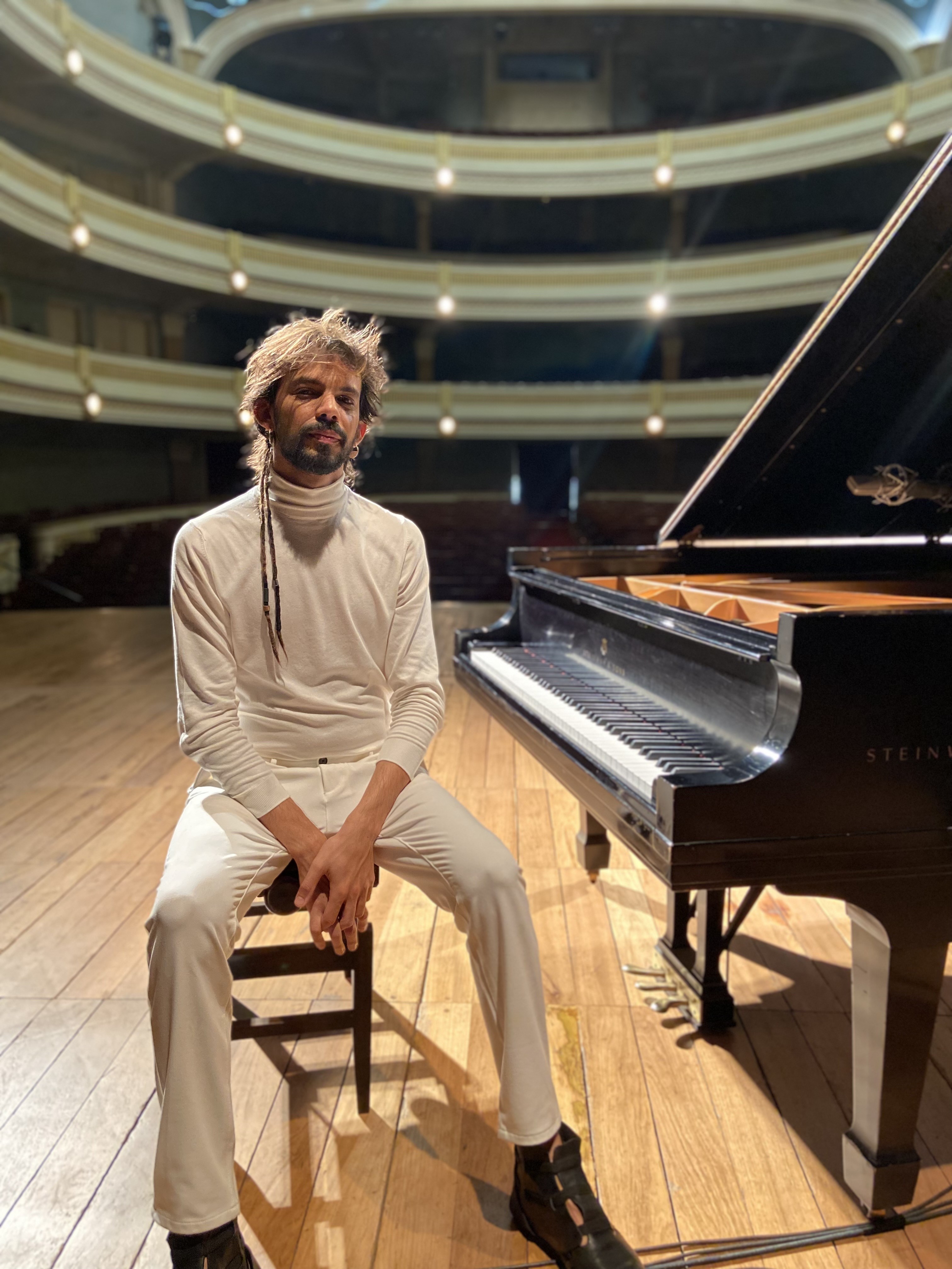 Sala de concertos com piano Steinway