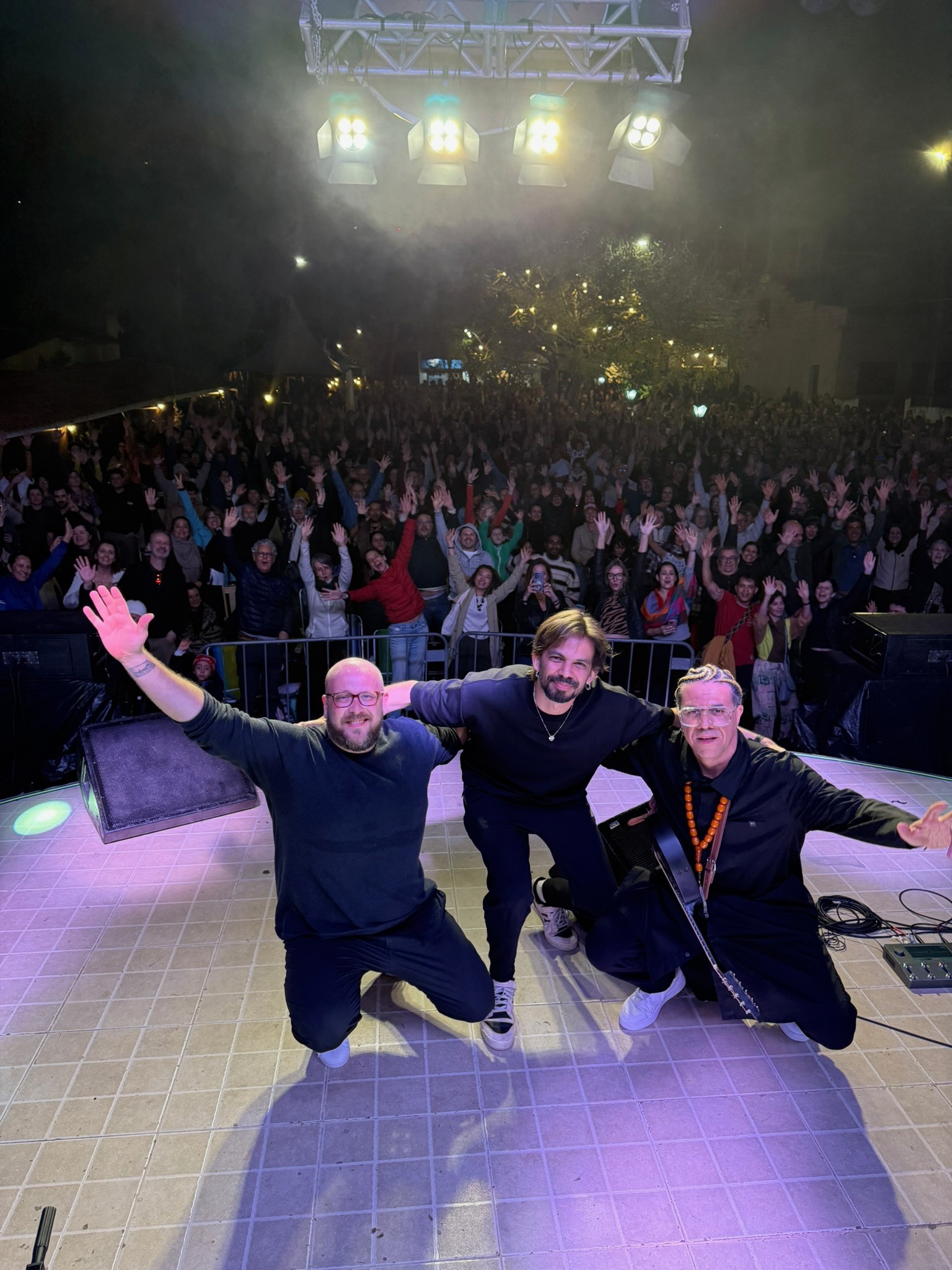 Show ao ar livre com multidão
