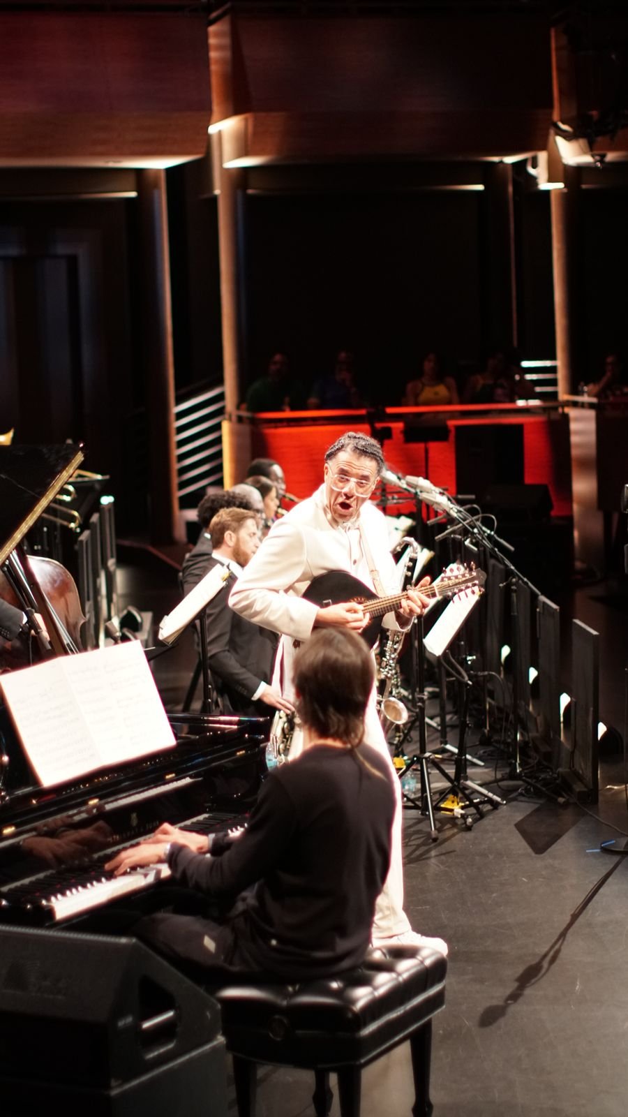 Salomão Soares ao piano em show