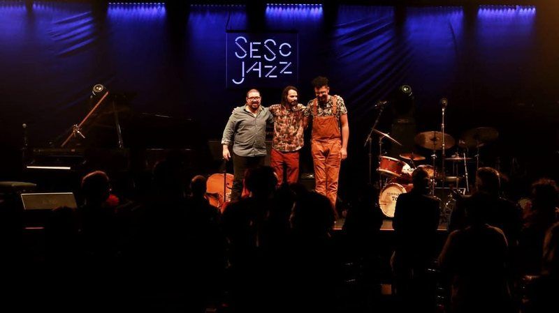 Salomão Soares Trio agradecendo ao público no palco do Sesc Jazz