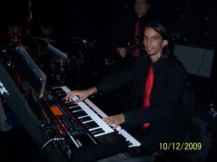 Salomão Soares tocando teclado a bordo de um navio, em 2009