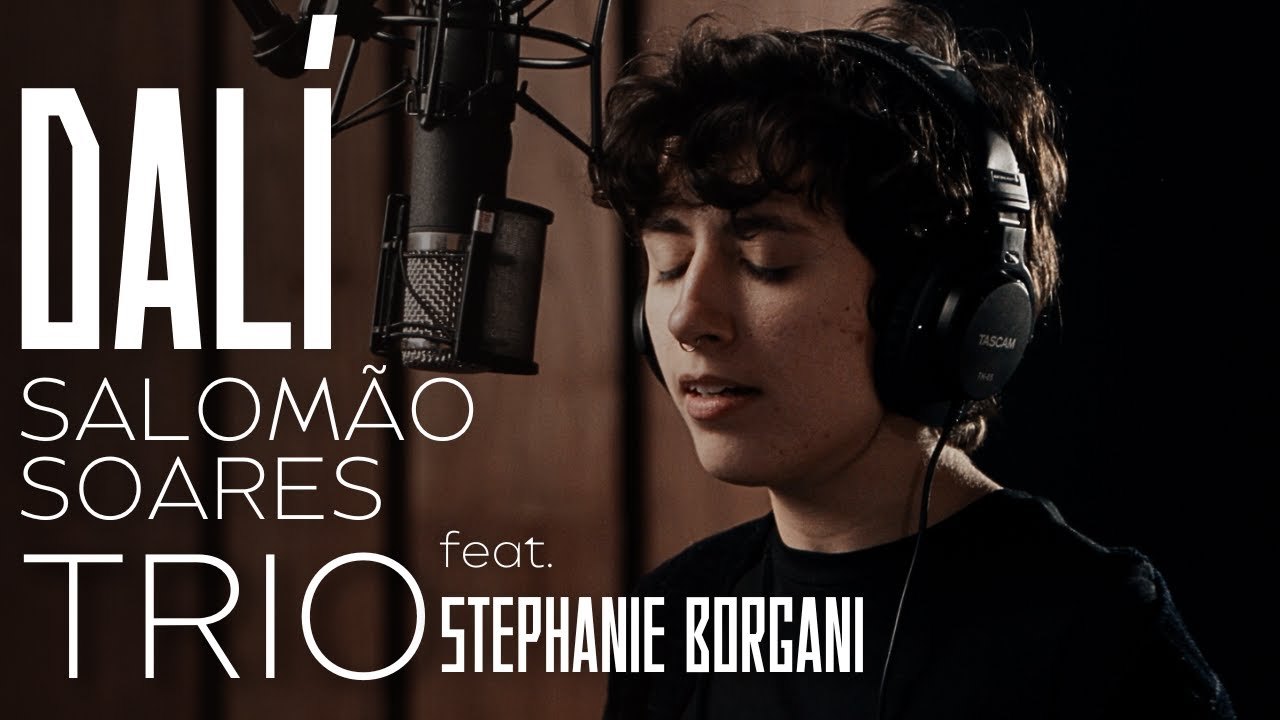 Stephanie Borgani cantando ao microfone, de fones, na gravação de Dalí